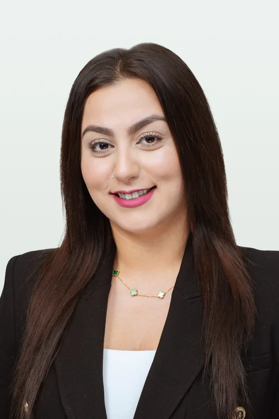 Khalida Shah : Associée, soutien à la clientèle